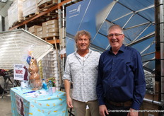 En Marcel Schulte en Willem Kleijn van Holland Gaas. De paashaas smolt een beetje, maar dat mocht de pret niet drukken.De vraag is .. Wie gaat 'm winnen? Hoeveel gaatjes telt het gaas in het luchtraam achter de mannen?