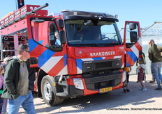 De brandweer trekt altijd publiek. En hoe leuk is het kinderen in de cabine mogen kruipen