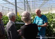 Bij Van Onselen in Westland Zoveel goede vragen en zoveel goede antwoorden:"Hier wordt getopt op 1 bloem." "Hier is geënt op een tomatenonderstam.""Iedere plant heeft hier 4 stengels"