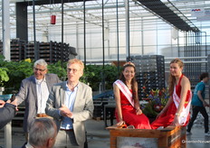 Burgemeester Marnix Bakermans van de Gemeente Zaltbommel mocht een openingswoordje houden. Toen was het ontbijt net al geopend met het binnenrijden van de Aardbeienkoninginnen.