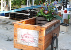 De broodjes werden door de lokale bakker verzorgd op het ontbijt dat voor het eerst Kom in de Kas in de Bommelerwaard opende. Het is een ideetje van aardbeienteler Geert-Jan van Tuyl, samen met zijn broer Kees en vader Toon de gastheer.