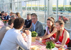 De burgemeester in gesprek met de mannen van Maurice Kassenbouw, die een goed plekje aan de ontbijttafel hadden bemachtigd.