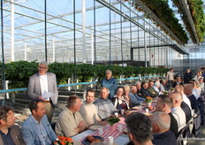 Toon van Tuijl had zijn woordje aandacht de positieve ontwikkelingen in de lokale glastuinbouw. Zo zetten lokale ondernemers hun schouders onder de realisatie van een tuinbouwriolering. 