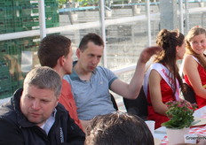 Ook Kees van Tuijl schoof even aan bij het ontbijt, al ging het werk met zulk mooi weer ook gewoon door. Ook zaterdags worden er aardbeien geplukt.