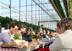 Voor Kwekerij van Tuyl was het alweer een aantal jaar geleden dat men meedeed aan Kom in de Kas. Met een aardbeienontbijt werd deelname dit jaar op een speciale manier in de nieuwe kas ingeluid.