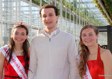 Kaine la Crois van Maurice Kassenbouw ging na enig aandringen van collega Rick op de foto met de aardbeienkoninginnen. De beste foto werd die zaterdag beloond met een prijs: tijdens de lokale feestweek een ontbijt in het reuzenrad. 