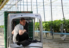Kees van Tuijl op de heftruck. Het werk ging door tijdens Kom in de Kas bij Kwekerij van Tuyl.