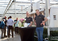 Wikotech uit Woerden demonstreerde een robot die knoppen uit chrysanten kan snoeien bij Kwekerij de Wolvenhoek.