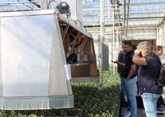 No camera's stond er al snel overal op en rond de robot die in de kas van Kwekerij de Wolvenhoek werd gedemonstreerd. Zou het de mannen van Wikotech gelukt zijn om al te nieuwsgierige fotografen in te tomen? Wij lieten op verzoek de end effector en de details nog even buiten beeld.