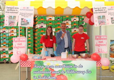 Dutch Berries, de aardbeientak van familiebedrijf Kreling, present met in het midden Boudewijn van der Wal, hier in de schuur bij Kwekerij de Wolvenhoek, waar ze chrysanten kweken.