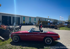 In Rijnsburg genoten veel bezoekers van de bloemen én oude auto's die rond reden langs de kassen