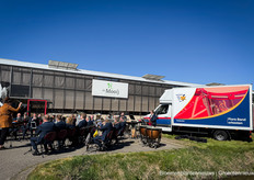 Flora Band zorgde voor een vrolijk geluid bij De Mooij kwekerijen