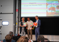 Robert Solleveld reikt de eerste edities van het jubileummagazine uit aan Adri en Marten, na de zomer krijgt iedereen het magazine zelf op de mat.