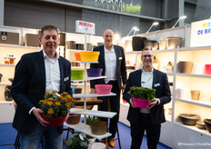 Ted Verbraeken, Walter Alderden en Jorg Swagemakers van de Bruin Plantpot met de nieuwe Korne sierschaal