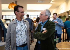 Peter van der Avoird (Van der Avoird Trayplant) in gesprek met Rutger Lommerse (Jury van de prijsuitreiking)