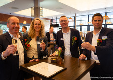 Een deel van Team Ronico proost op hun prijs!