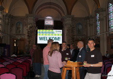 Er werd gezellig bij gepraat. Het werd steeds drukker.