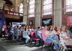 De zaal zat lekker vol. iedereen was er klaar voor.