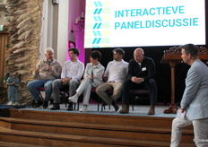 We gingen van start met een interactieve paneldiscussie. Op het podium hadden plaats genomen Jelte van Kamen (Harvesthouse) Martijn van Vliet (Florpartners) Edith Bentvelzen ( Ter Laak Orchios) Dave Marcus (KAVB) en Albert Haasnoot (Royal Flora Holland)