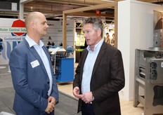 Arwin van der Wees (SPX Flow) in gesprek met Aad de Koning van Lek/Habo.