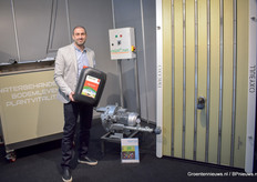 Nadir Laaguili van Agrona toont het Oxybull beluchtingssysteem en de organische meststoffen AG Stim.