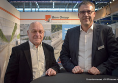 Op rechts Martin van Zeijl, maar die zien we vaak genoeg op beurzen. Op links Piet Bom, oprichter van Bom Group en grondlegger van talloze innovaties voor de kassenbouw. Met 81 jaar is hij niet meer actief in het bedrijf, maar van achter de geraniums zitten is nog geen sprake: Piet is nog altijd ondernemer en reist nog rustig de wereld over.