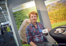 Sven Willems van Willems Perlite toont de perlite potten met Carbon Gold.