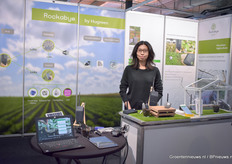 Jessie Yeh van Hugreen toont de sensoroplossingen van het bedrijf.