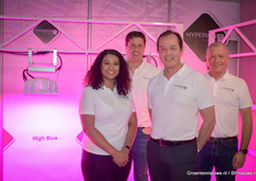 Paige Lee, Maarten Klein, Yuri Dorozhkin & Jonathan Barton van Plessey tonen het nieuwe inter light systeem: https://www.groentennieuws.nl/article/9069705/nieuw-inter-light-systeem-met-optimale-lichtval-ook-middenin-gewas/ 