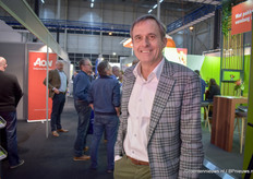 Nico van Ruiten doet een rondje over de beurs en geeft uitleg & presentaties over warmtenetten.