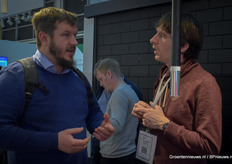 Sjoerd van Marrewijk van de Demokwekerij krijgt uitleg bij Aranet, het merk van SAF Tehnika, over de sensoren van het bedrijf 