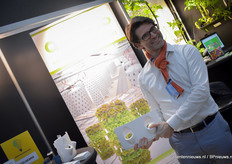 Marco Tidona van Aponix  toont het teeltsysteem waarmee hij inmiddels in talloze landen te vinden is.