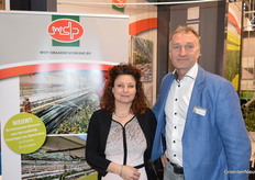 Marieke Delisse en Berrie Schuurman.WDP presenteert de nieuwe horizontale klemveer voor het gemakkelijk bevestigen van lijmstroken tegen Tuta Absoluta