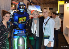 Grodan liet hun robot de beursvloer rond rijden om nog meer aandacht te vragen voor E-gro.Harriëtte Rademakers, Stefanie Wienhoven en Annet Breure 