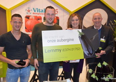 Lemmy, de naam van het nieuwe aubergineras E37H.01752, is officieel op de stand van Enza Zaden (E124) onthuld tijdens HortiContact. Auberginekwekerij Zwinkels Agro, die dit ras op 7,5ha volledig  teelt, was bij dit moment aanwezig en kreeg een speciaal ‘Lemmy’-bord uitgereikt.Op de foto: Jack, Ron, en Angela Zwinkels en vertegenwoordiger Frank van der Spek