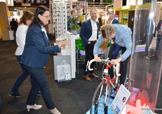 Trappen!Bij Revaho werd er hard gefietst. Hier onder aanmoediging van Heidi Reinders.