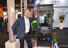 Edwin Rijpsma van Revaho is trots op Oxynet. Hiermee kunnen telers zelf, op locatie, hun waterstofperoxide produceren.