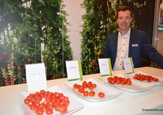 Smaaktesten bij Syngenta. Pieter Stijnen laat u graag de vier snoeptomaatjes met elkaar vergelijken