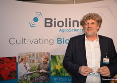 Simon Bremer van Bioline biedt met Tricholine een oplossing aan voor Tuta Absoluta, Turkse mot en Duponchelia fovealis. In een dispenser zitten 2500 sluipwespen.