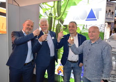 Proost! Op de goede samenwerking tussen Koat en Lenders!https://www.groentennieuws.nl/article/9073614/robots-in-opkomst-in-de-komkommerteelt/