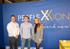 Perflexxion bakte weer stroopwafels. Het apparaat was net uit. Dus mooi tijd voor de foto.Dean Schouten, Gijs Reijns en Sanne Verleg