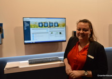 Natascha Faessen van Hoogendoorn staat bij het scherm waar het digitale klantenportaal op te zien is.  Het is een platform dat direct toegang biedt tot de onlineproducten van het bedrijf.  Het Hoogendoorn Analytics platform biedt onder andere een oogstprognose gebaseerd op Artificial Intelligence, maar ook een klimaatmonitor. Realtime data wordt omgezet in waardevolle informatie, waardoor de teelt makkelijker en beter te managen is.