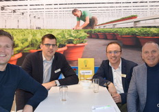 Arjan Flikweert, CombiCoop, schudt ze zo uit zijn mouw:"Parketvloer eruit, Erfgoed- vloer erin."Corné Verduijn en Machiel Paans stemden voor. ;-)Verder links op de foto: Harry Zuijderwijk, CombiCoop