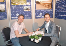 Grappen en grollen bij Kerklaan Greenhouses .. Kwekerij Koningshof tekent hier voor de sloop van 25.000 m2.Frans de Koning en Hans Kerklaan