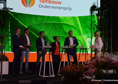 De genomineerden voor de Themaprijs Robotisering en Datagedreven Tuinbouw op een rij met vlnr Ronald Hoek van Blue Radix, Bram Tijmons van Pats, Simone Keijzer van Gearbox en Marco van der Velden van Berg Hortimotive. Uiterst links Guido Landheer, directeur Europees, Internationaal en Agro-economisch beleid bij LNV, en rechts dagvoorzitter Jeannette den Boer.
