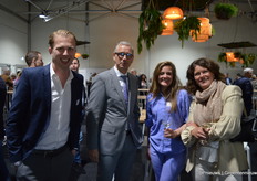 Christian Teerds en Demi en Karin Ammerlaan van Ovata, met in het midden Michiel van Ginkel, voorzitter van TOP