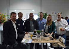 - een stap opzij en nog weer een batterij team members van de succulentengigant komen in beeld.