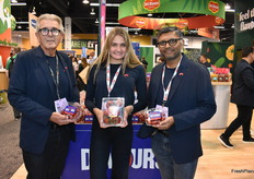 Ray Wowryk, Kailey Foster en Shreenivas Shellikeri van Nature Fresh Farms tonen de nieuwe tomatenlijn Devours van het bedrijf.