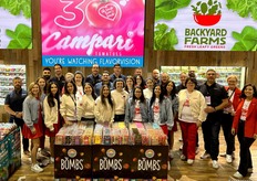 Het Mastronardi-team achter een kleurrijk aanbod aan AGF groente en fruit.