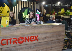 De lieve gastvrouwen van Citronex, een Poolse exporteur van bananen en tomaten.